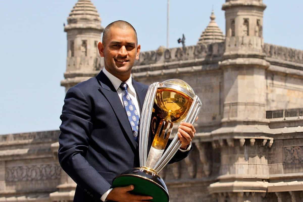 MS Dhoni Poses with World Cup 2011 Trophy