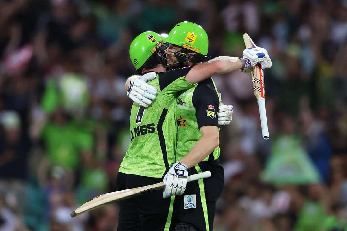 Sam Billings and Nathan McAndrew of the Sydney Thunder celebrate victory during the BBL The Challenger match