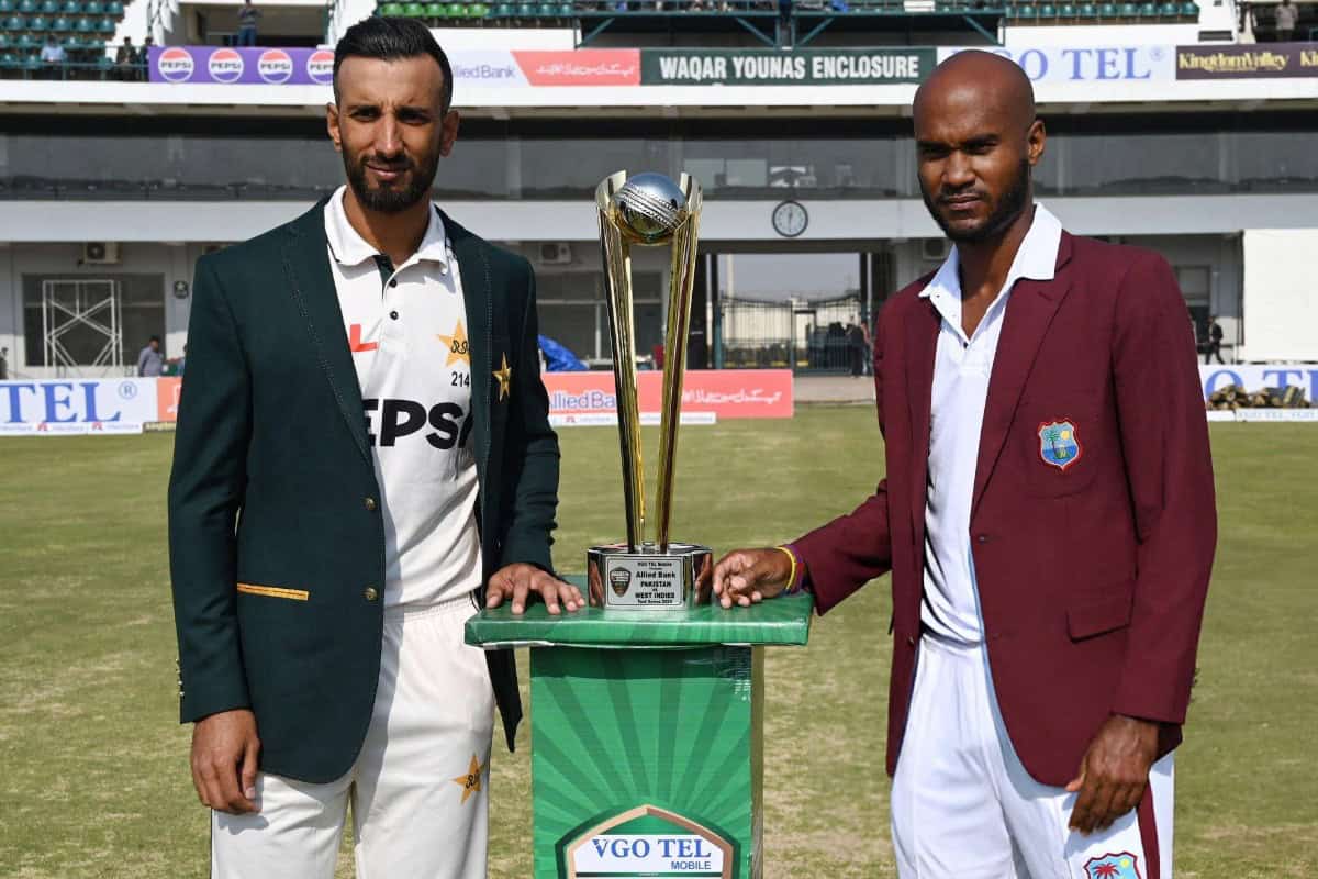 Shan Masood of Pakistan and Kraigg Brathwaite of West Indes with Series Trophy