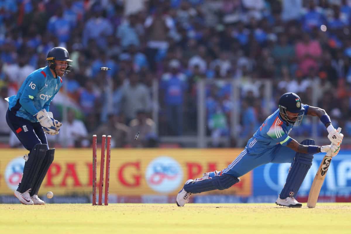 Hardik Pandya dismissed by Adil Rashid in the 3rd ODI between India vs England