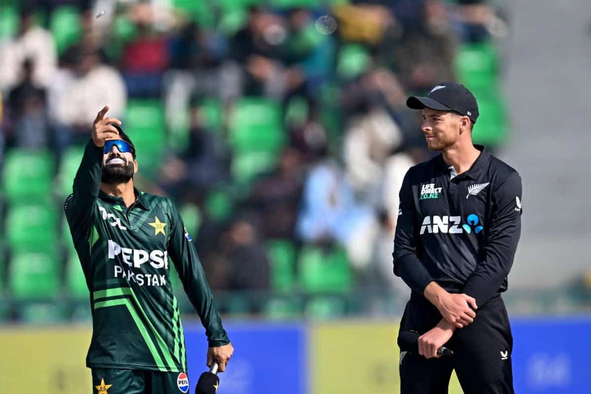 Mohammad Rizwan of Pakistan with his New Zealand's counterpart Mitchell Santner at toss