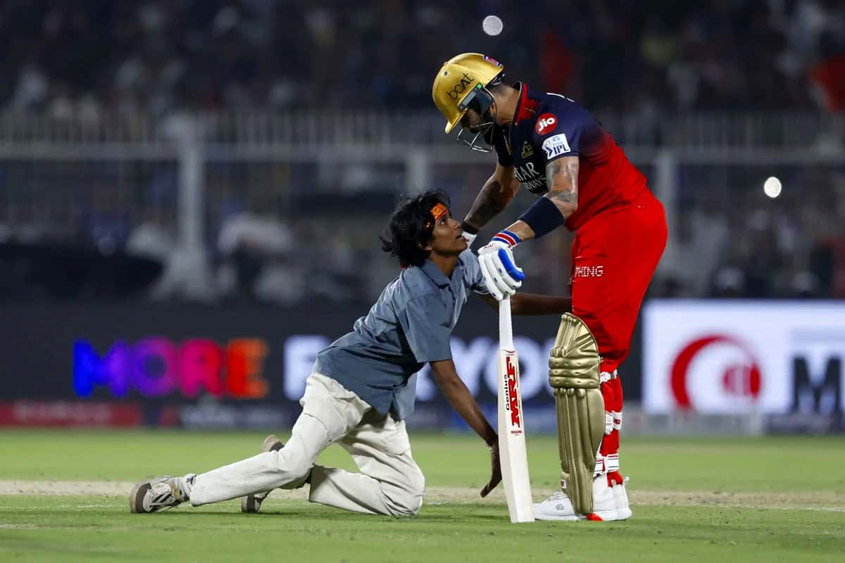 A Pitch Invader Touches Virat Kohli Feet Duing KKR vs RCB Match of IPL 2025